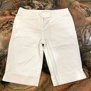 WHBM size 0 Bermuda short stretch cotton white